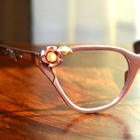 🩷🌷🩷 Exquisite RARE Vintage Tura Frosted Pink Flower Accented Cat Eye Glasses - Picture 3 of 15